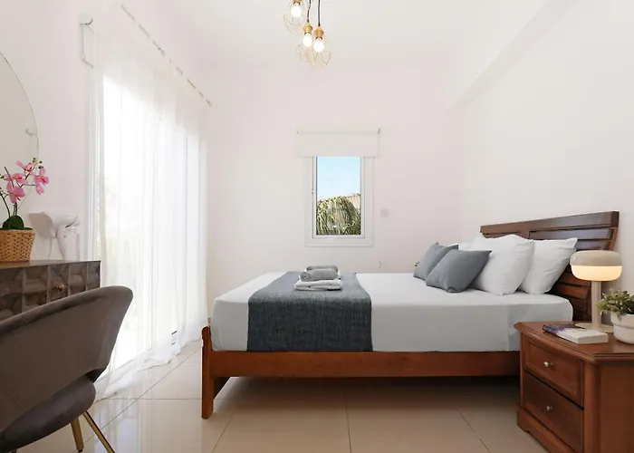 Angelina - 300m From Kapparis Vila Paralimni