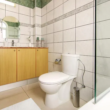 Angelina - 300m From Kapparis Vakantiehuis Paralimni