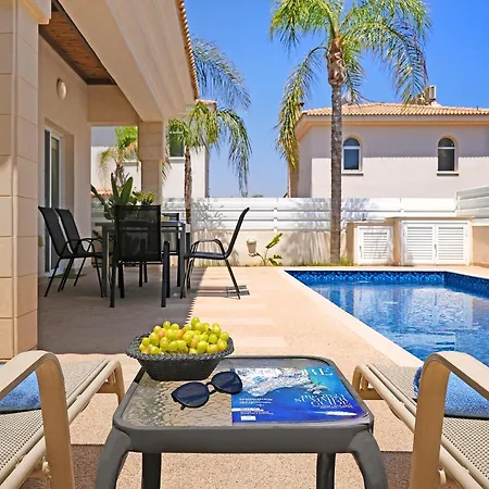 Angelina - 300m From Kapparis Vakantiehuis Paralimni