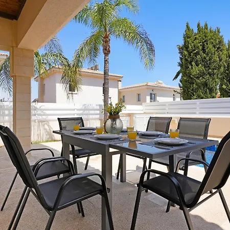 Angelina - 300m From Kapparis Vakantiehuis Paralimni
