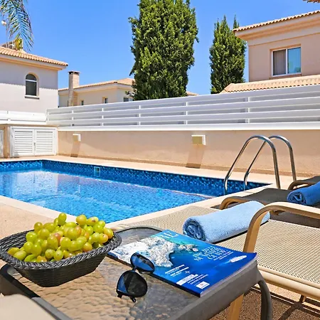 Vakantiehuis Angelina - 300m From Kapparis Paralimni