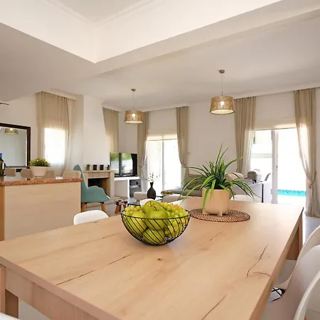 Angelina - 300m From Kapparis Vakantiehuis Paralimni