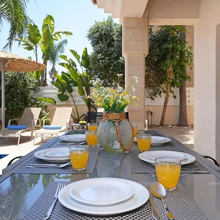 Angelina - 300m From Kapparis Villa Paralimni